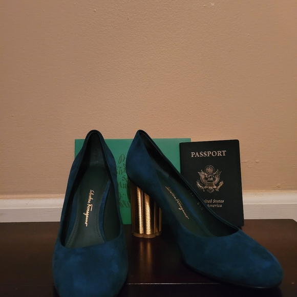 Salvatore Ferragamo Teal suede pump gold heel - Picture 4 of 5